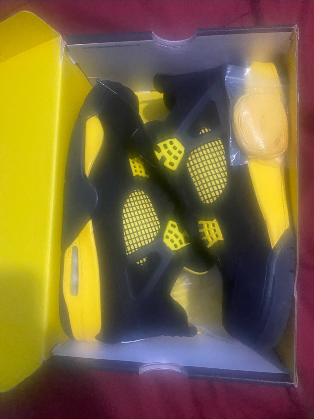 Jordan 4 yellow / black